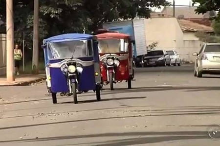 Motoristas protestam em jaulas para pedir regulamentação de triciclo