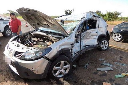 Duas pessoas morrem em batida entre carro e ônibus em trevo de Olímpia