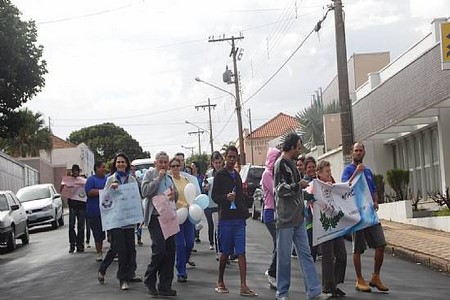 Manifestação em prol a inclusão das APAEs no Plano Nacional de Educação reune diversas pessoas em Palmeira d´Oeste-SP