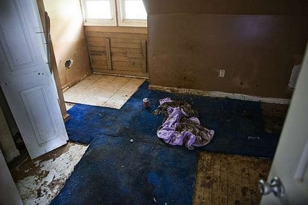Casal é acusado de matar filho de fome nos EUA