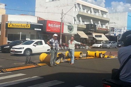Prefeitura de Jales conserta estrago em barreira causado por homem
