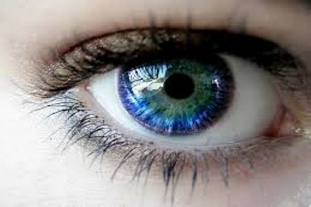 Brasileira faz cirurgia para trocar cor dos olhos e quase fica cega