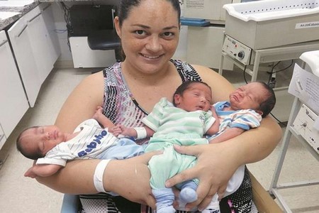 Mãe que descobriu terceiro filho no parto tem alta de hospital