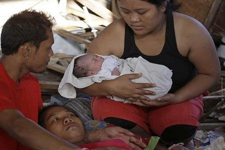 Mulher dá à luz após perder casa e ficar presa em enchente nas Filipinas