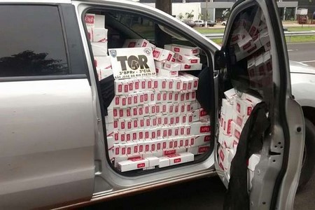 Maços de cigarros contrabandeados são apreendidos em caminhonete