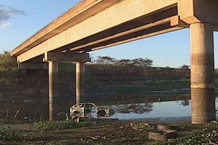 Estiagem revela carcaças de veículos no fundo de córrego em Araçatuba