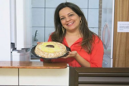Professora realiza sonho e constrói escola vendendo bolos pelas ruas